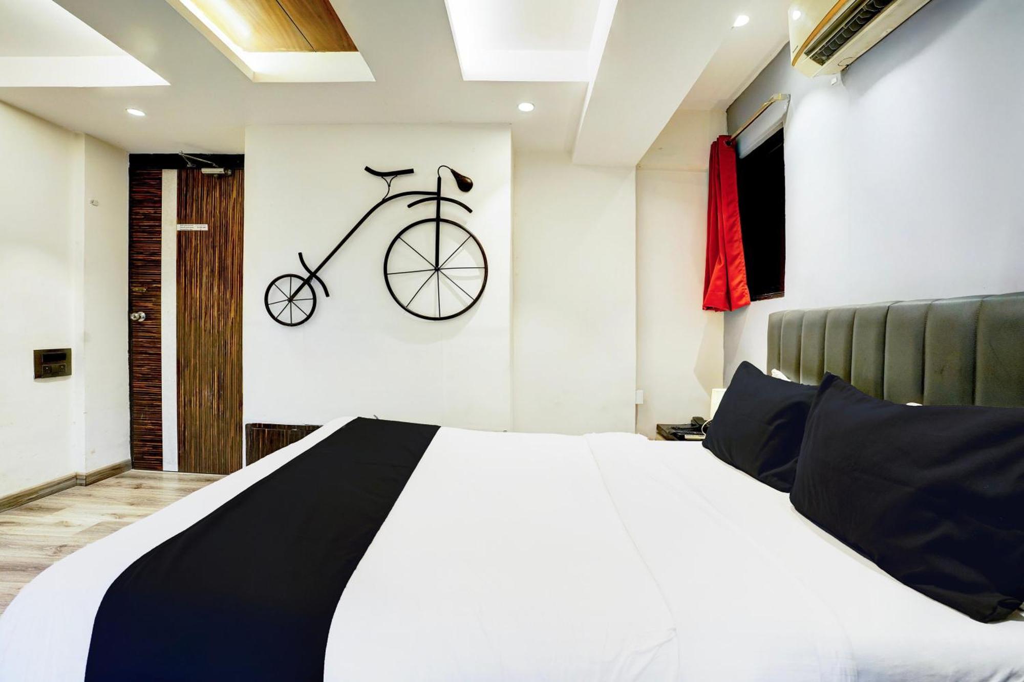 Super Hotel O Seawoods Near Palm Beach Road Formerly Sai Roop Navi Mumbai Buitenkant foto